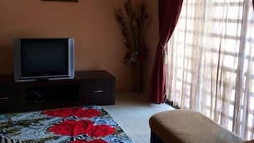 Rumah, 4 kamar tidur | Ruang keluarga | Televisi LED 32-inci dengan saluran TV satelit dan TV
