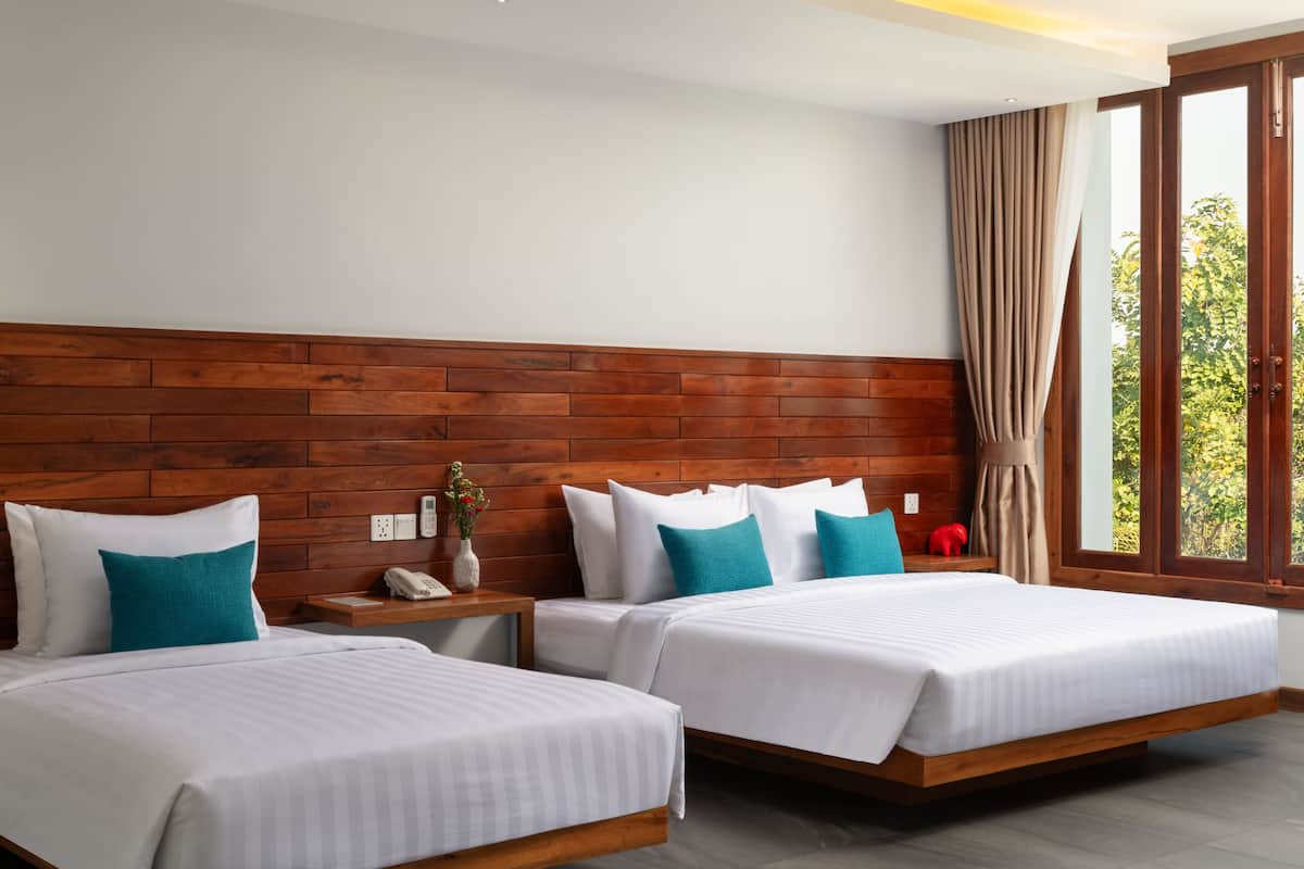 Luxury Triple Room | Minibar, in-room safe, desk, laptop workspace