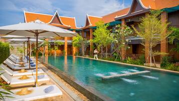 2 piscinas al aire libre, sillones reclinables de piscina