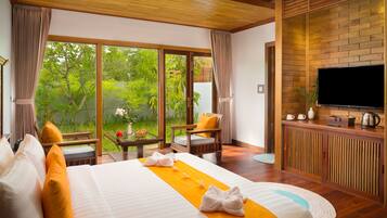 Minibar, caja de seguridad en la habitación y escritorio