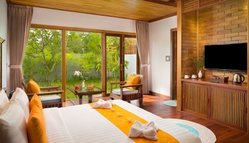 Deluxe Double -Khmer style | Minibar, in-room safe, desk, laptop workspace