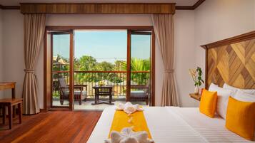 Minibar, caja de seguridad en la habitación y escritorio