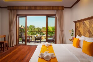 Deluxe Double -Modern style -Pool view with Private balcony- Free one-way Airport pick up | Bar mini, peti besi dalam bilik, meja, ruang kerja komputer riba 