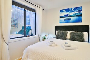 Classic Double Room with Shared Bathroom - Slope View | Premium bedding, iron/ironing board, free WiFi - Amazing Queenstown Guesthouse (Queenstown)