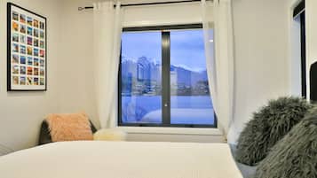 Premium bedding, iron/ironing board, free WiFi
