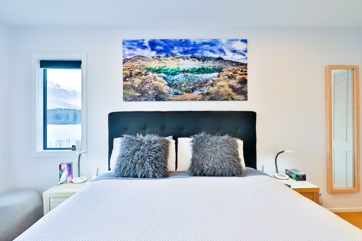 Chambre Double Premium, 1 très grand lit, salle de bains commune, vue lac | Literie de qualité supérieure, fer et planche à repasser, Wi-Fi gratuit