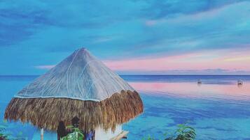 Bungalow junior, 1 habitación, vista al océano, frente al mar | 1 habitación, decoración personalizada y muebles diferentes