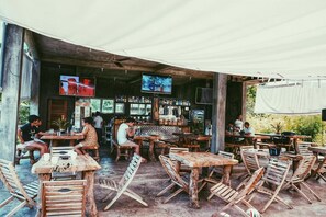供應早餐、午餐和晚餐，創意料理，游泳池景觀