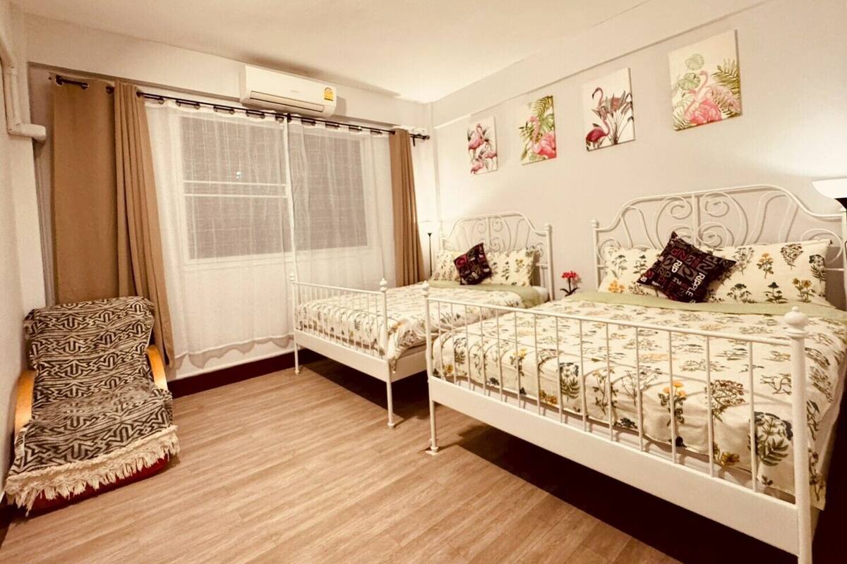 Premier with Living and Private Bathroom | 무료 WiFi, 침대 시트