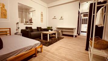 Premier with Living and Private Bathroom | Área de sala de estar