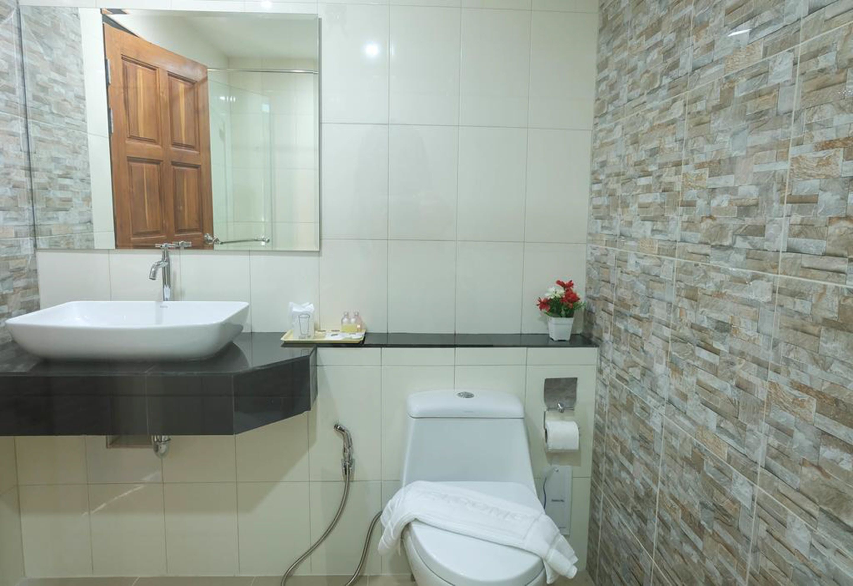 deluxe room | bathroom | shower, free toiletries, hair dryer, towels
