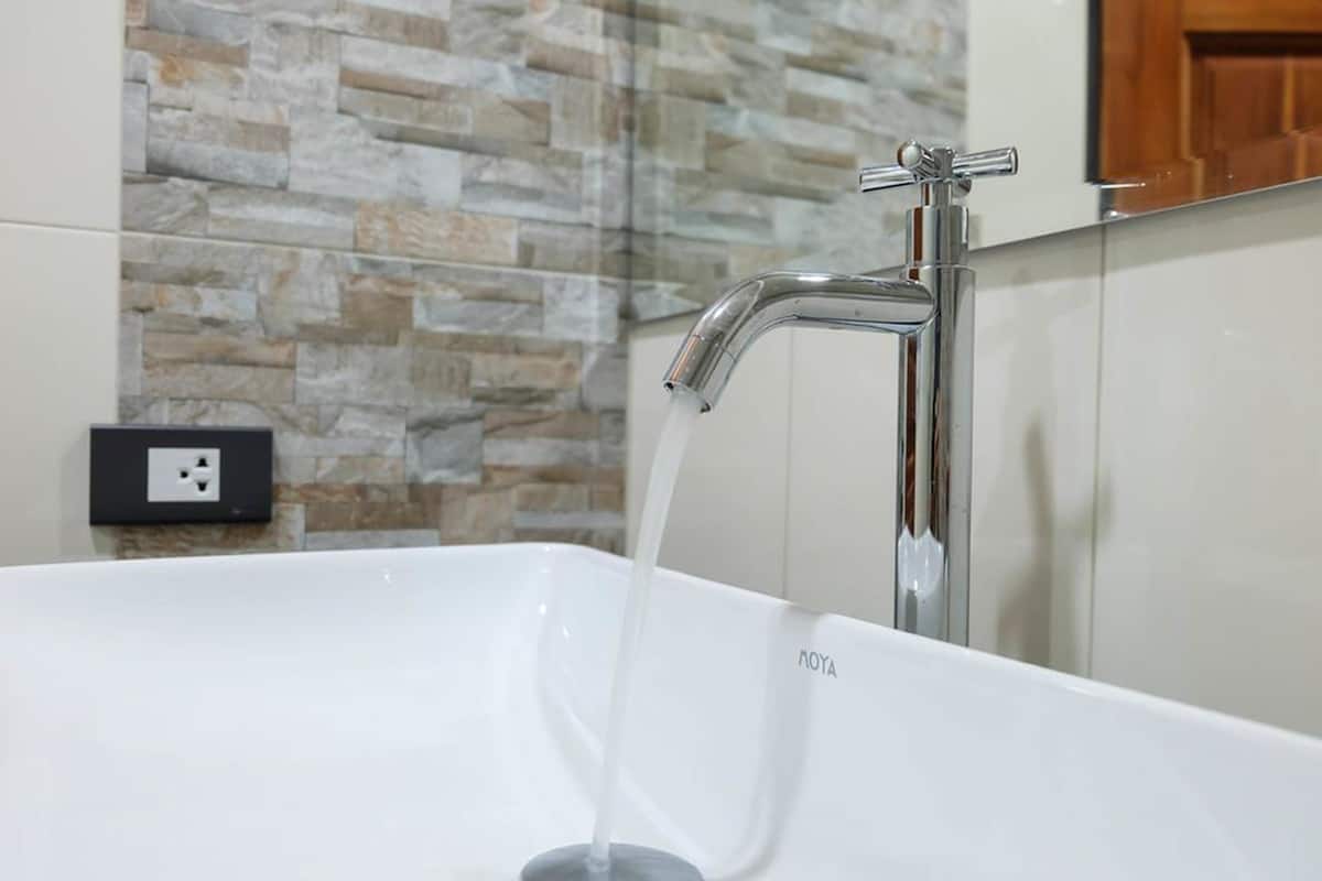 deluxe room | bathroom sink