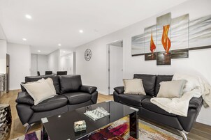 Apartamento, 1 quarto, vista para o porto | Sala de estar | TV de tela plana, Netflix