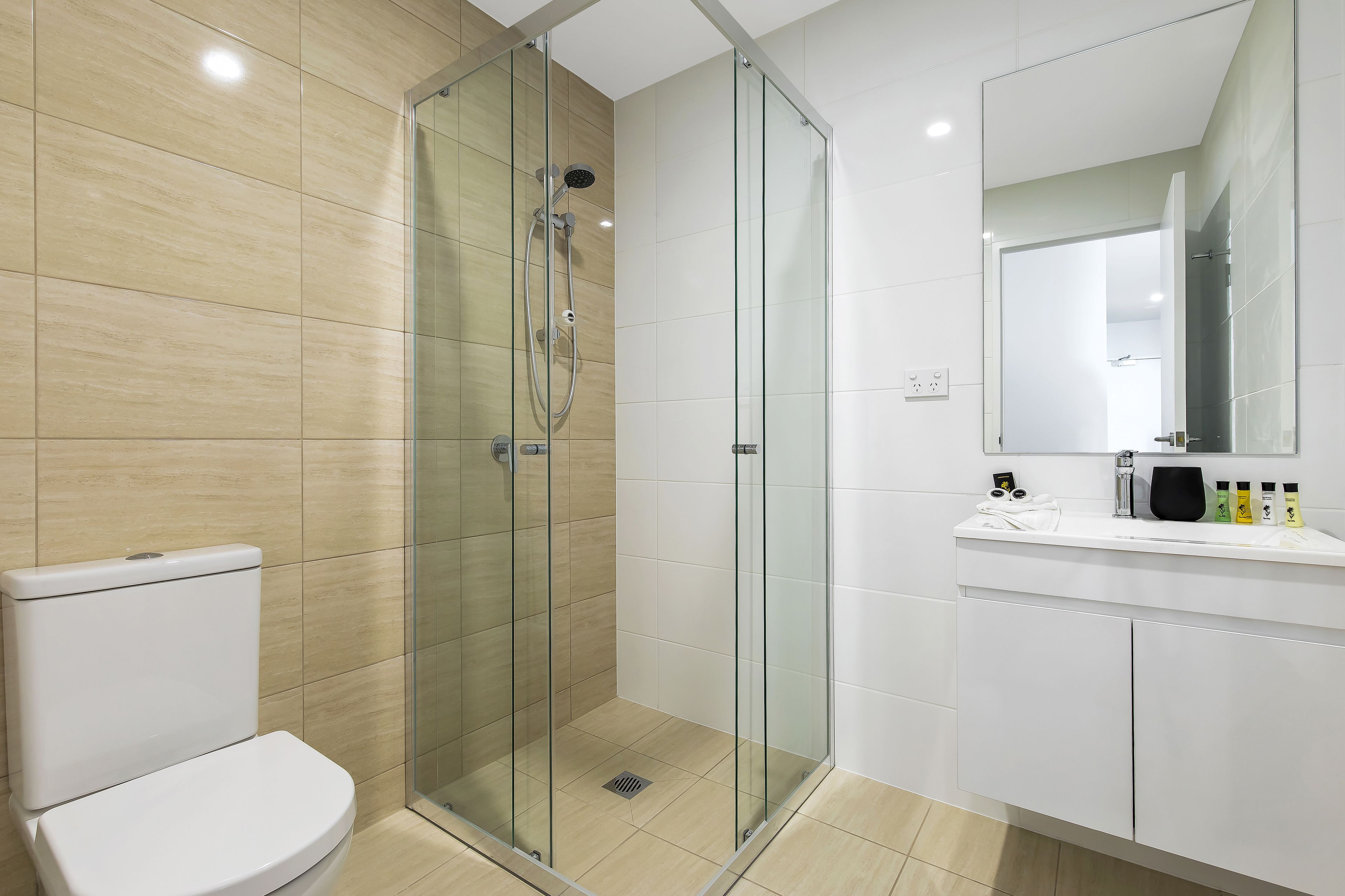 Douche, articles de toilette gratuits, sèche-cheveux