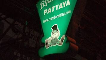 Framhlið gististaðar – að kvöld-/næturlagi