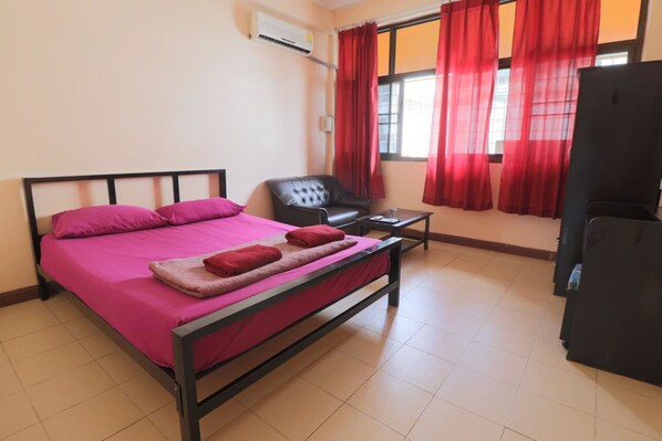 Desk, free WiFi - Yaya Guesthouse - Hostel (Bangkok)