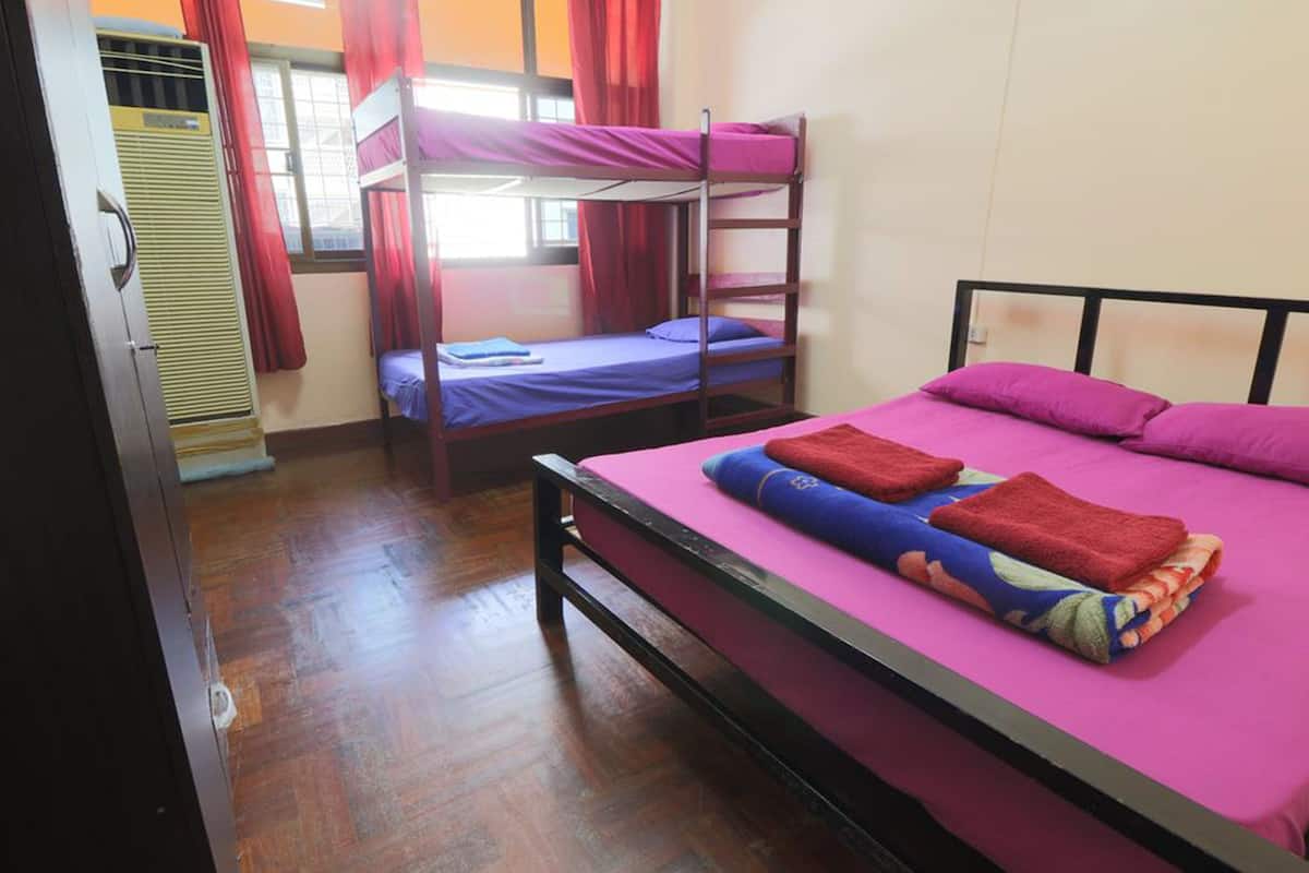 Quadruple Room (with A/C) | Meja, Wi-fi percuma