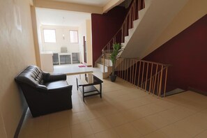 Lobby sitting area - Yaya Guesthouse - Hostel (Bangkok)