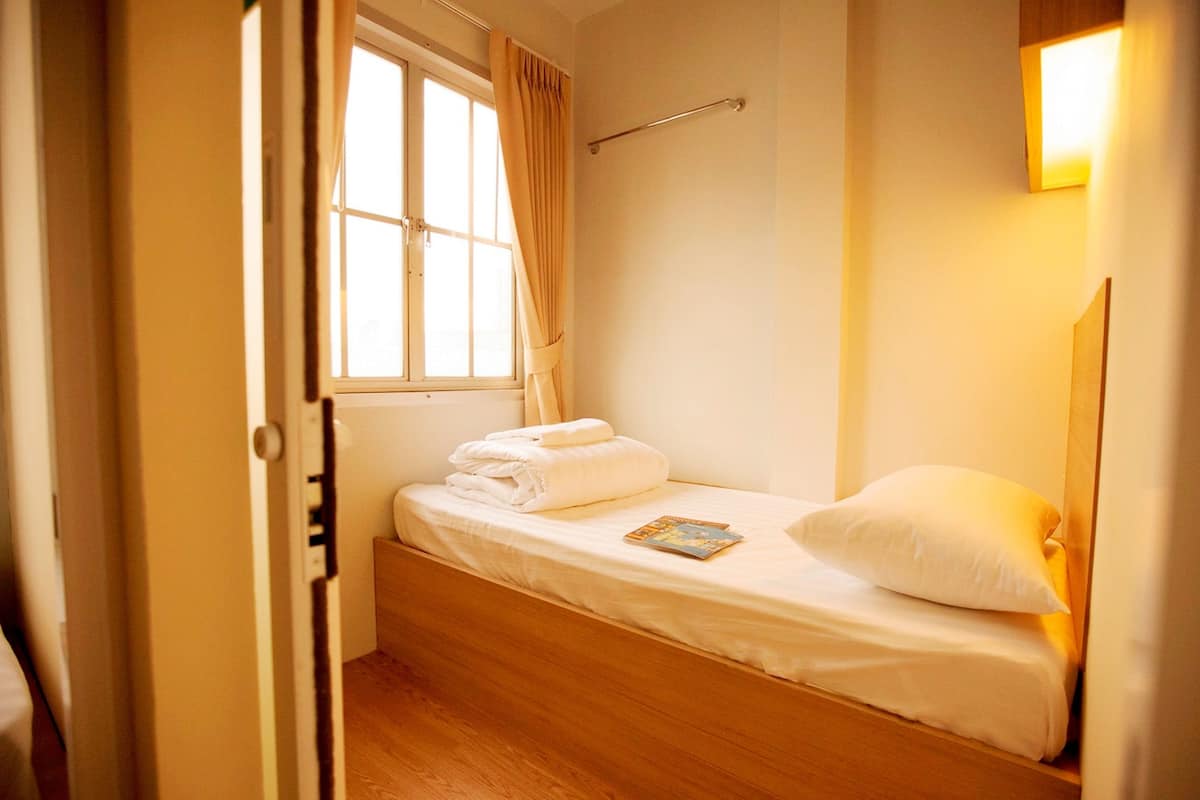 Single Bed with Shared Bathroom | 遮光窗帘、熨斗/熨板、免费 WiFi、床单