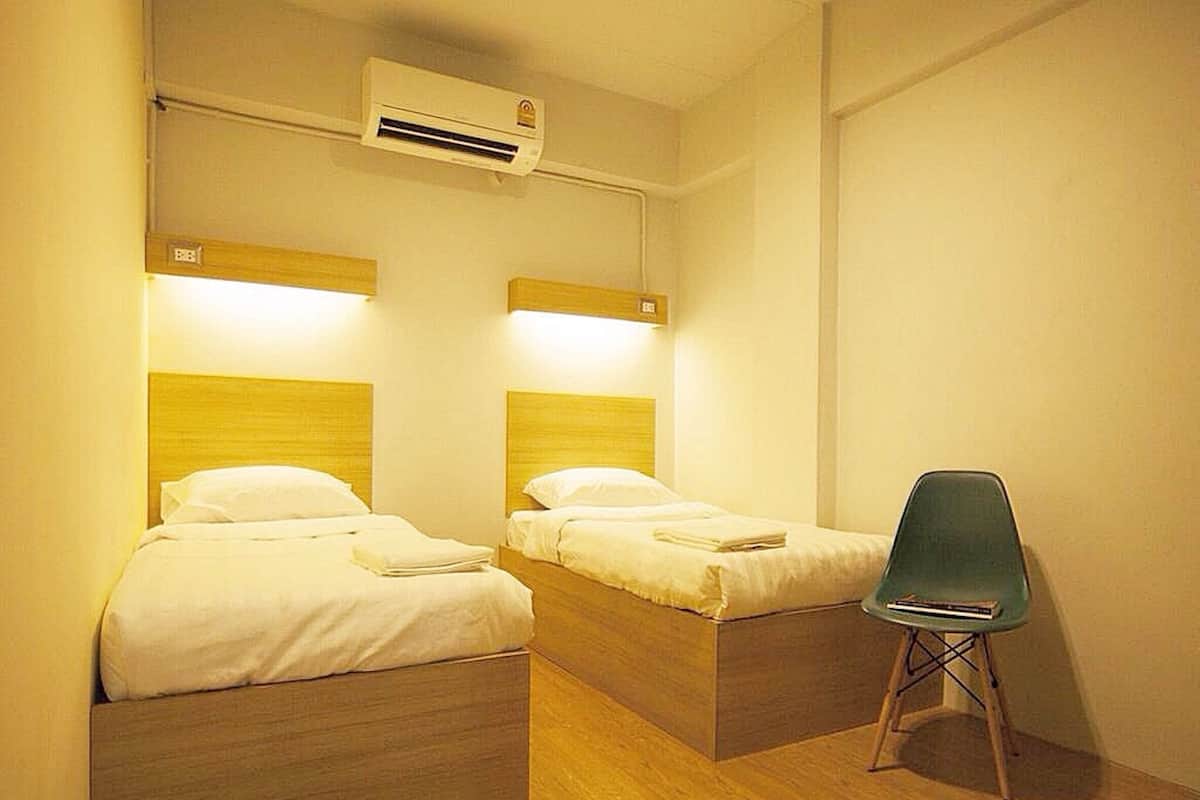 Twin Bed with Shared Bathroom | 遮光窗帘、熨斗/熨板、免费 WiFi、床单