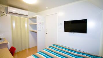 Queen Van Room | 1 bedroom, in-room safe, desk, free WiFi