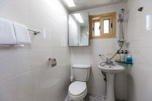 Shower, free toiletries, hair dryer - B&S Pension (Seogwipo)