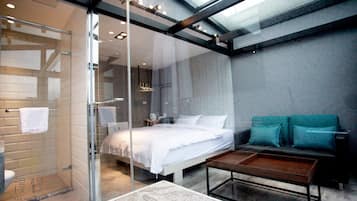 Desk, blackout curtains, soundproofing, free WiFi