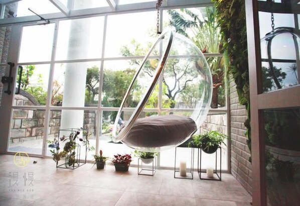 Coin salon dans le hall