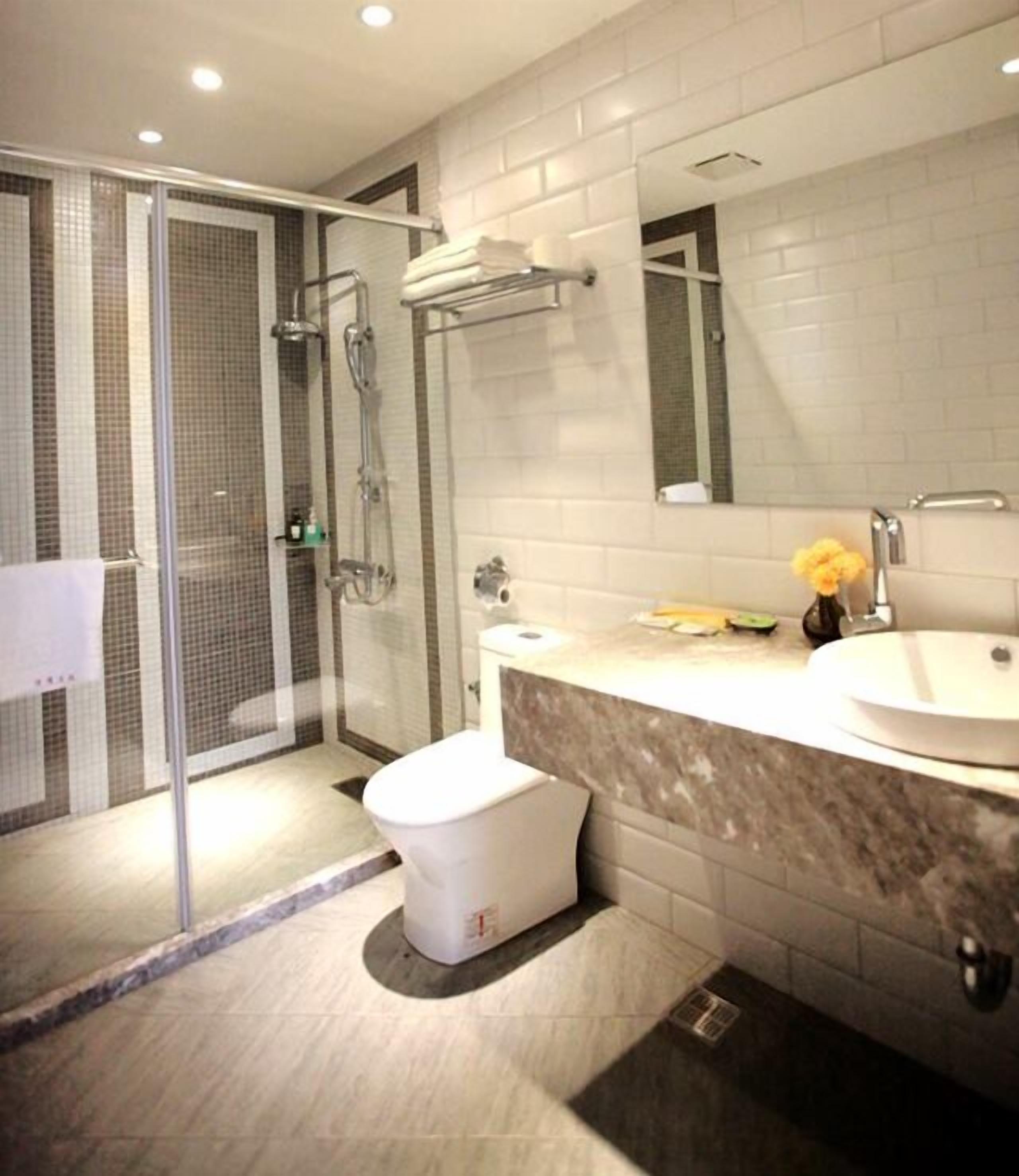 Deluxe Double Room | Bathroom | Free toiletries, hair dryer, slippers, bidet