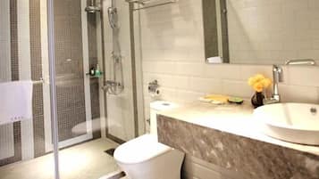 Deluxe Double Room | Bathroom | Free toiletries, hair dryer, slippers, bidet