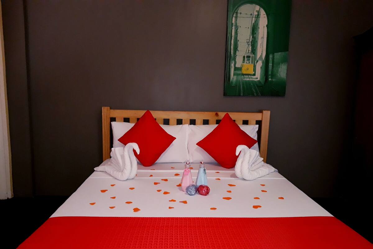 Soundproofing, free WiFi, bed sheets