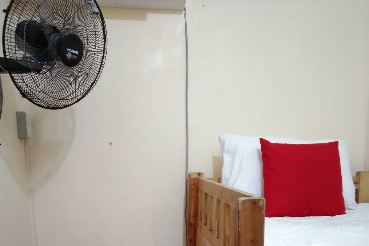 Soundproofing, free WiFi, bed sheets