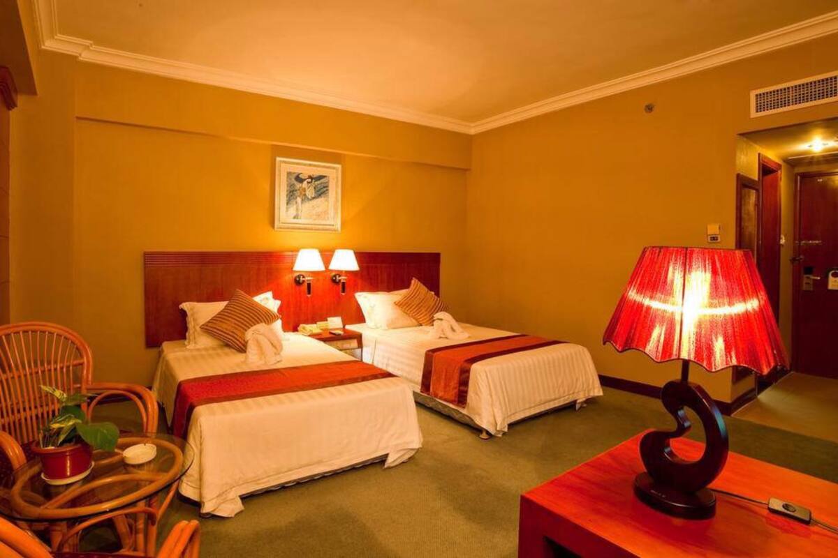 Deluxe Twin Room | Minibar, in-room safe, desk, blackout drapes