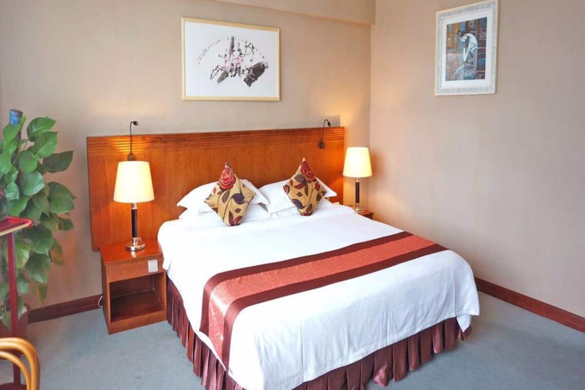 Superior Double Room | Minibar, in-room safe, desk, blackout drapes