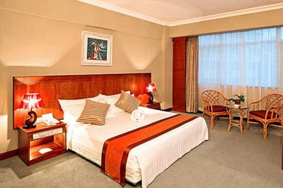 Business Double Room | Minibar, in-room safe, desk, blackout drapes