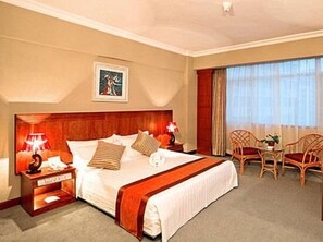 商務大床房 | 迷你吧、房內夾萬、書桌、遮光窗簾/窗簾