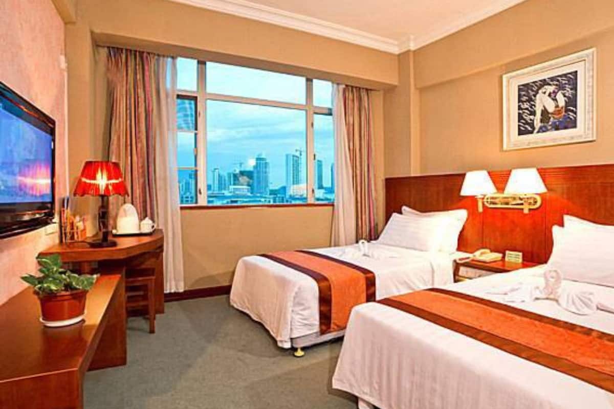 Superior Twin Room | Minibar, in-room safe, desk, blackout drapes