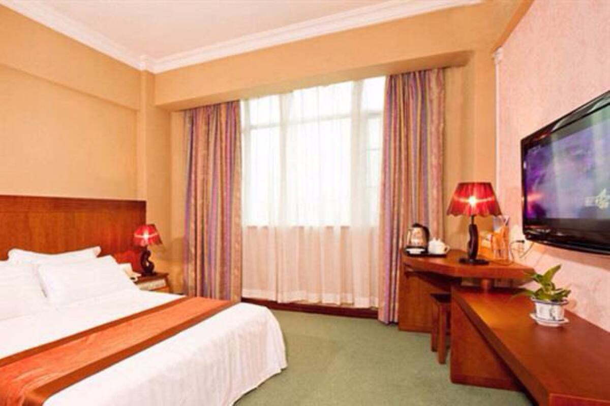 Deluxe Double Room | Minibar, in-room safe, desk, blackout drapes