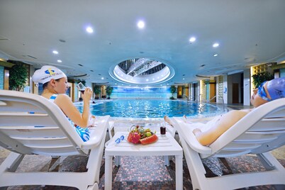 Luxemon Xinjiang Hongfu Hotel 