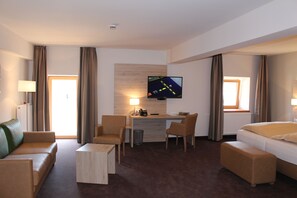 Habitación doble Deluxe, para no fumadores | Área de sala de estar | Televisión de pantalla plana 