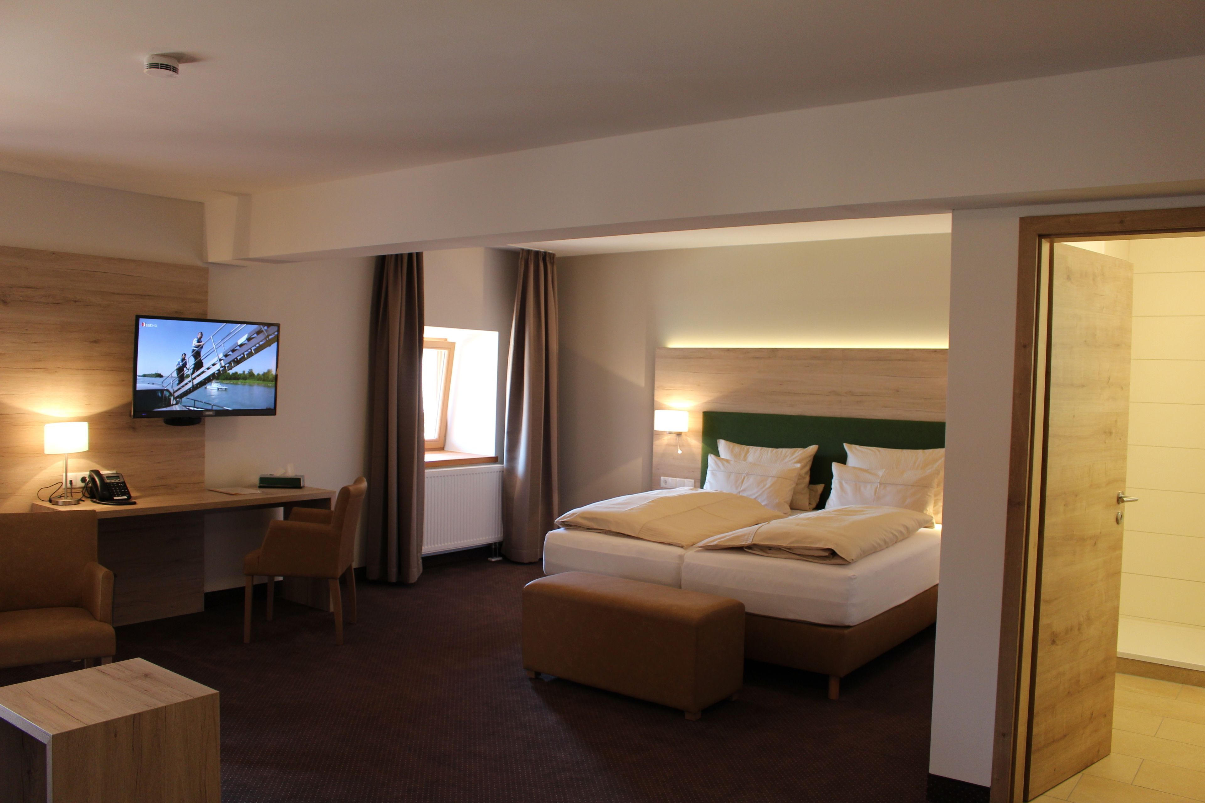 Habitación doble Deluxe, para no fumadores | Caja de seguridad en la habitación, escritorio y wifi gratis 