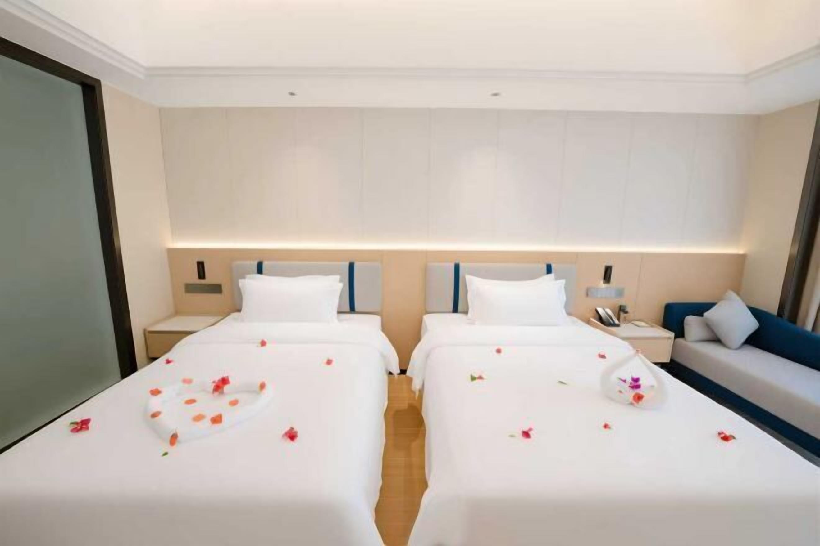 Zimmersafe, Schreibtisch, Verdunkelungsvorhänge, Bügeleisen/Bügelbrett