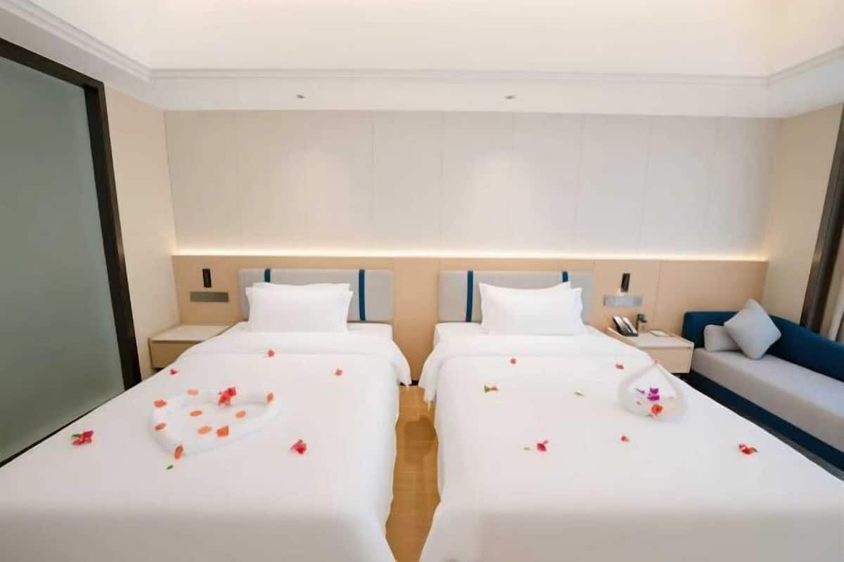 Zimmersafe, Schreibtisch, Verdunkelungsvorhänge, Bügeleisen/Bügelbrett