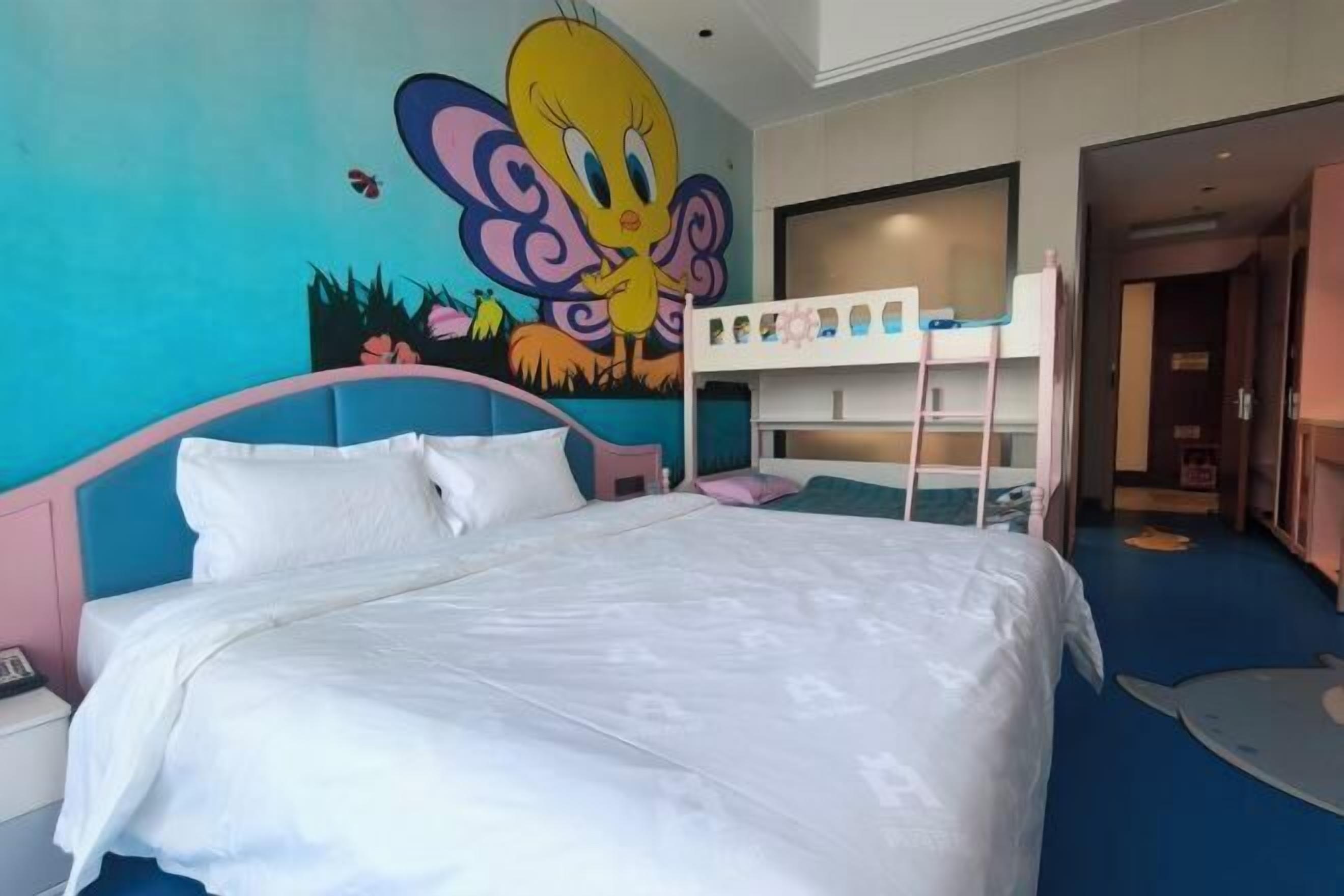 Két bảo mật tại phòng, bàn, màn/rèm cản sáng, bàn ủi/dụng cụ ủi quần áo 