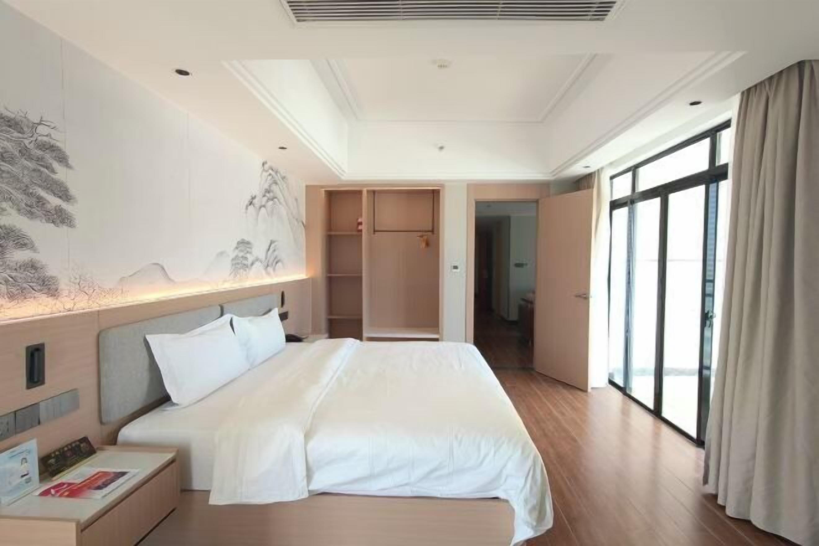 Két bảo mật tại phòng, bàn, màn/rèm cản sáng, bàn ủi/dụng cụ ủi quần áo 