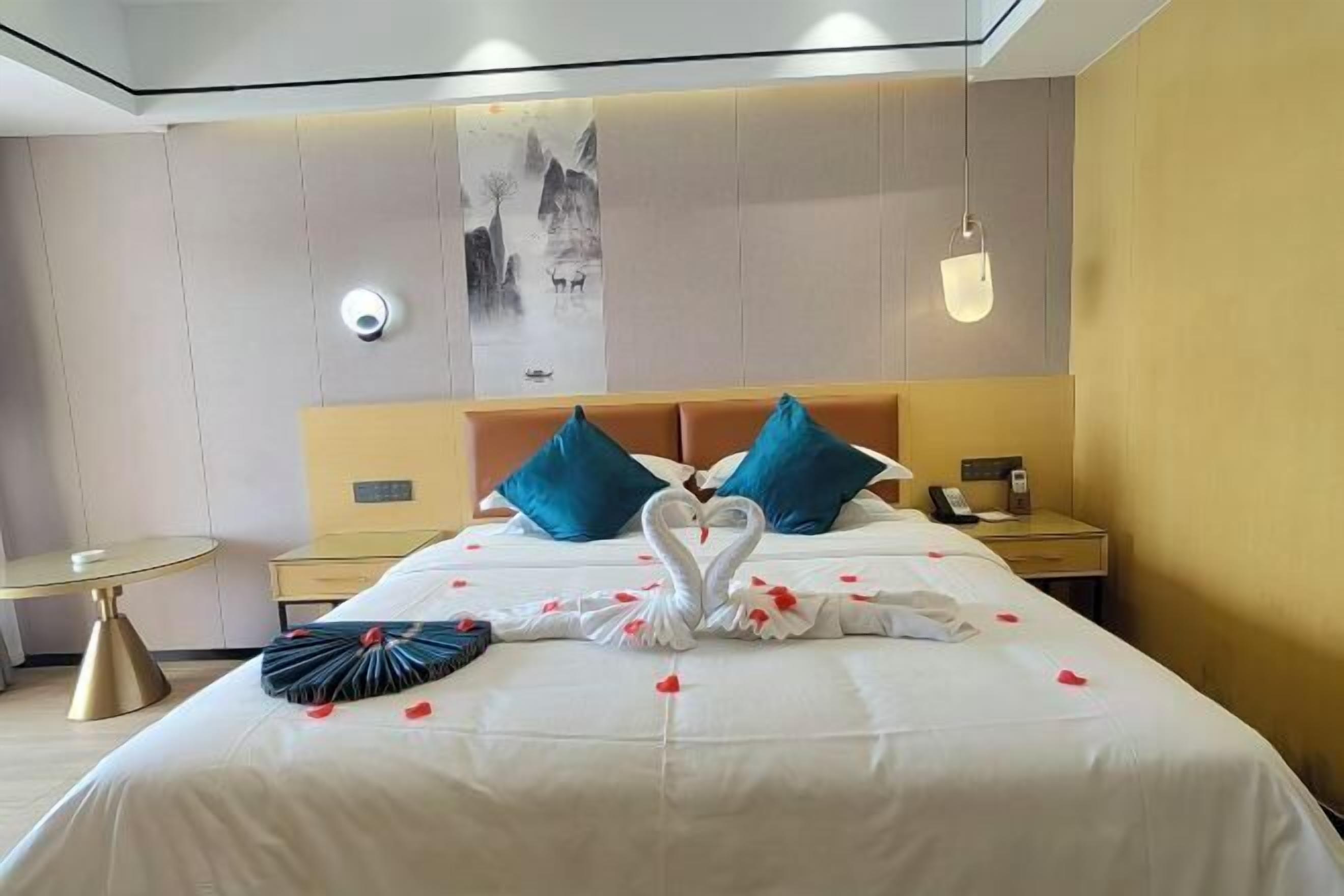 Peti besi dalam bilik, meja, langsir/tirai gelap terus 