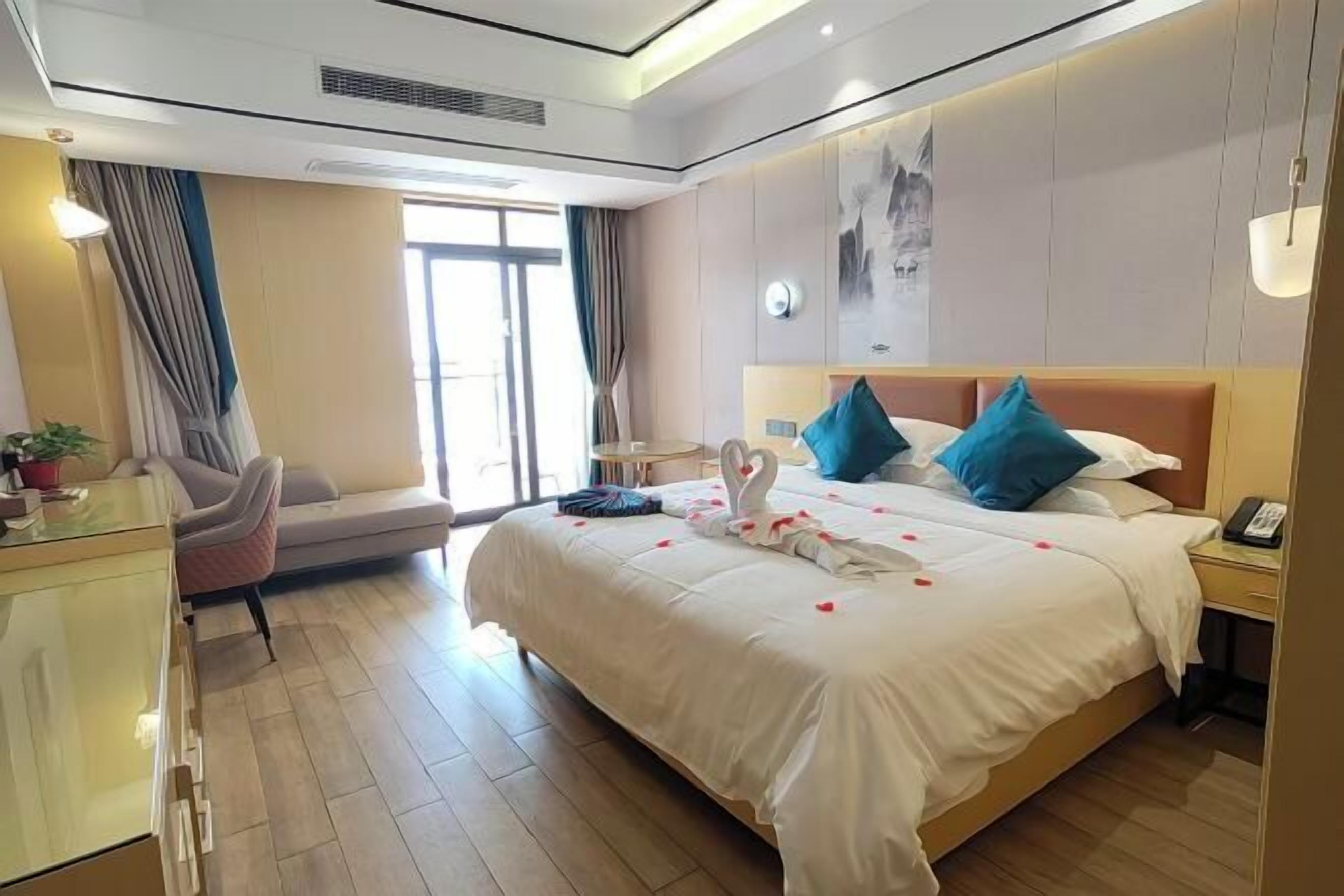 Két bảo mật tại phòng, bàn, màn/rèm cản sáng, bàn ủi/dụng cụ ủi quần áo 