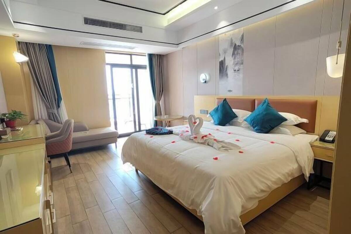 Két bảo mật tại phòng, bàn, màn/rèm cản sáng, bàn ủi/dụng cụ ủi quần áo