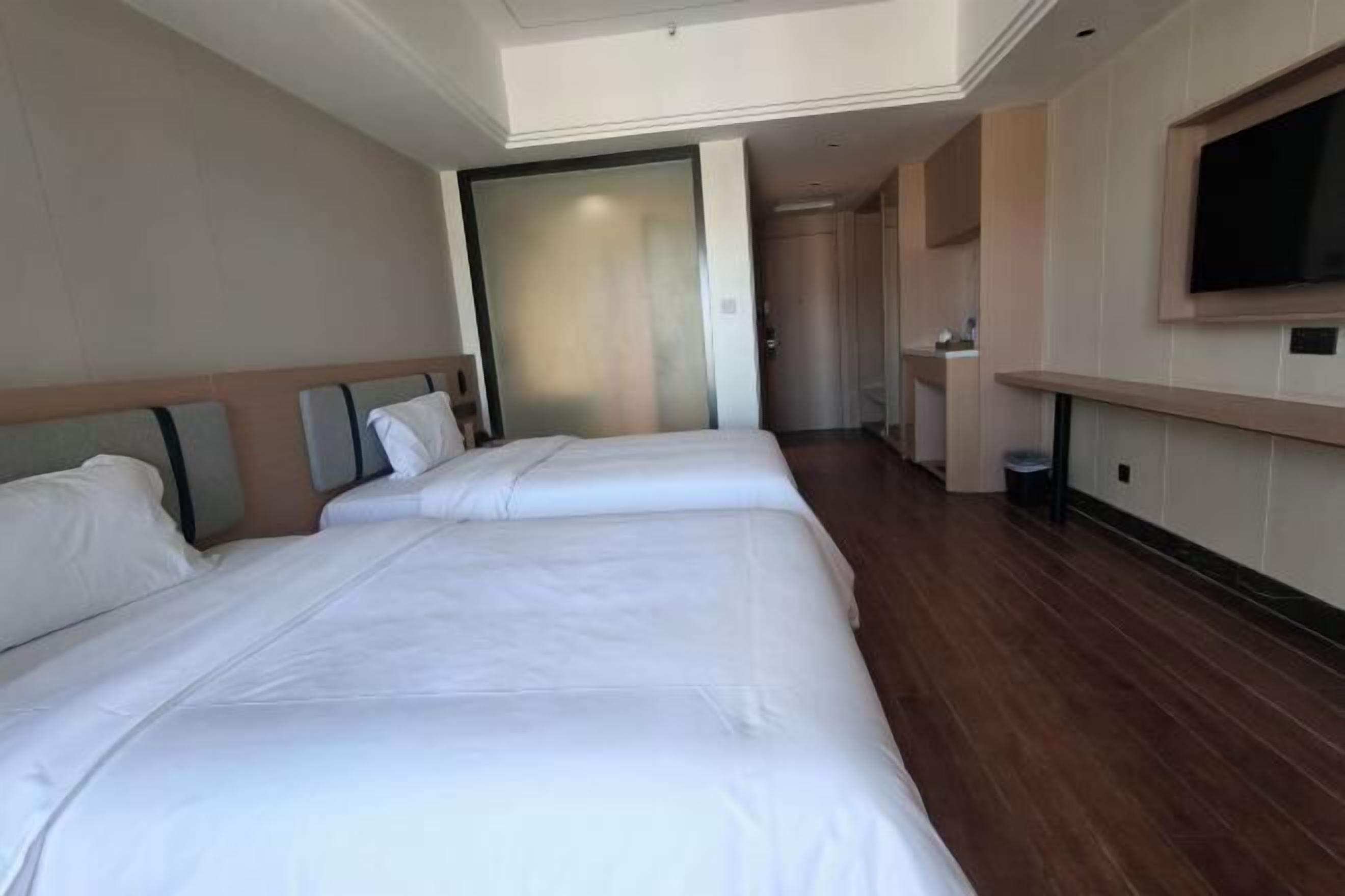 Peti besi dalam bilik, meja, langsir/tirai gelap terus 