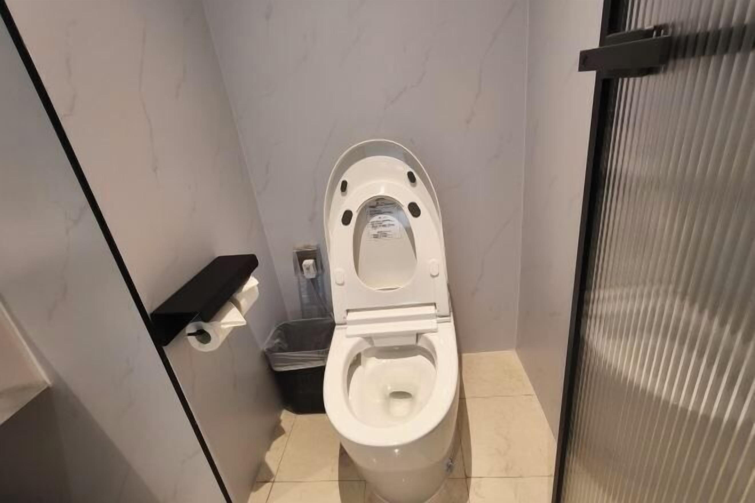 Bilik Mandi | Tab mandi dan pancuran berasingan, kelengkapan dandanan diri percuma 